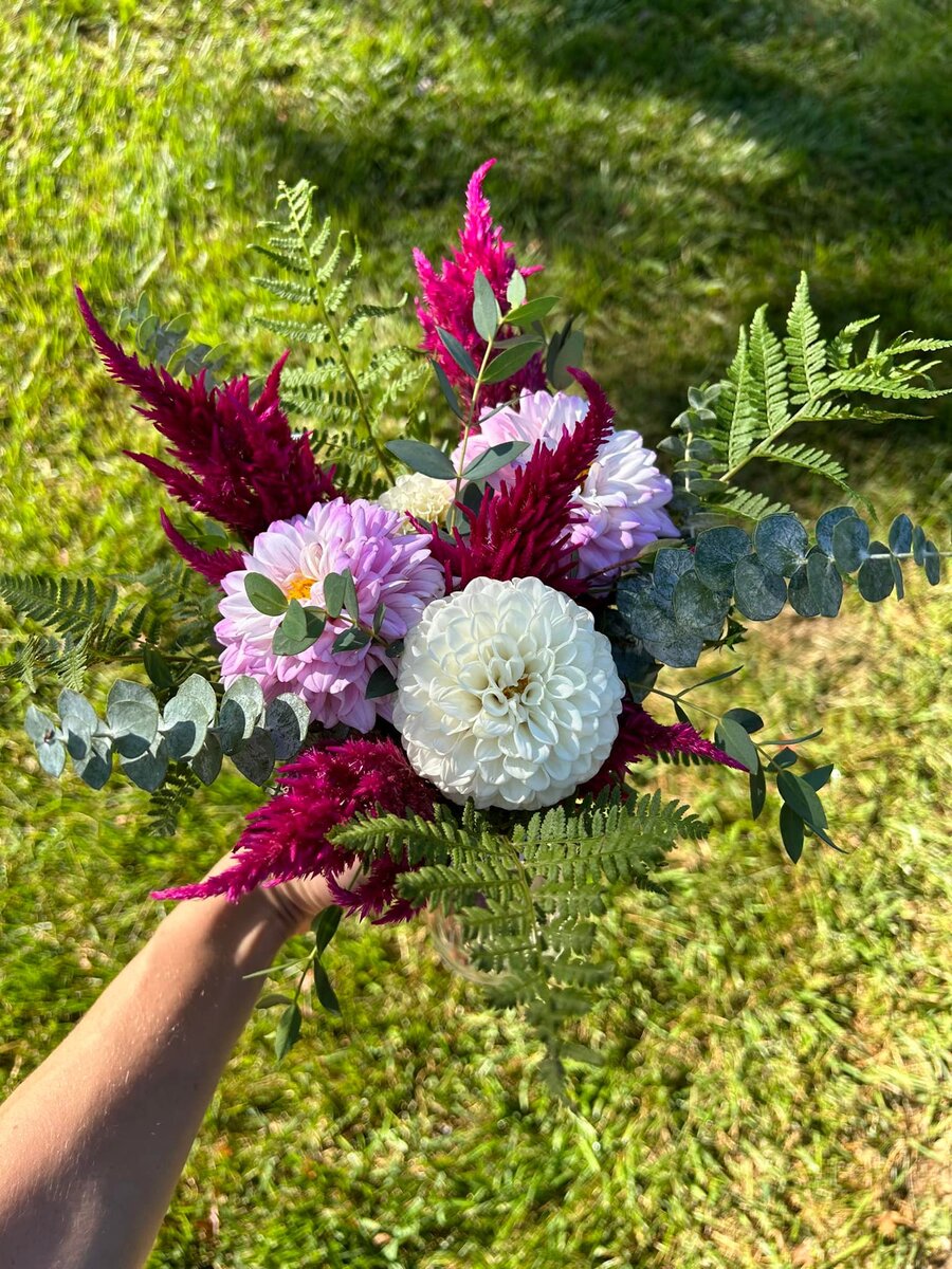 https://www.capriveraflorals.com/