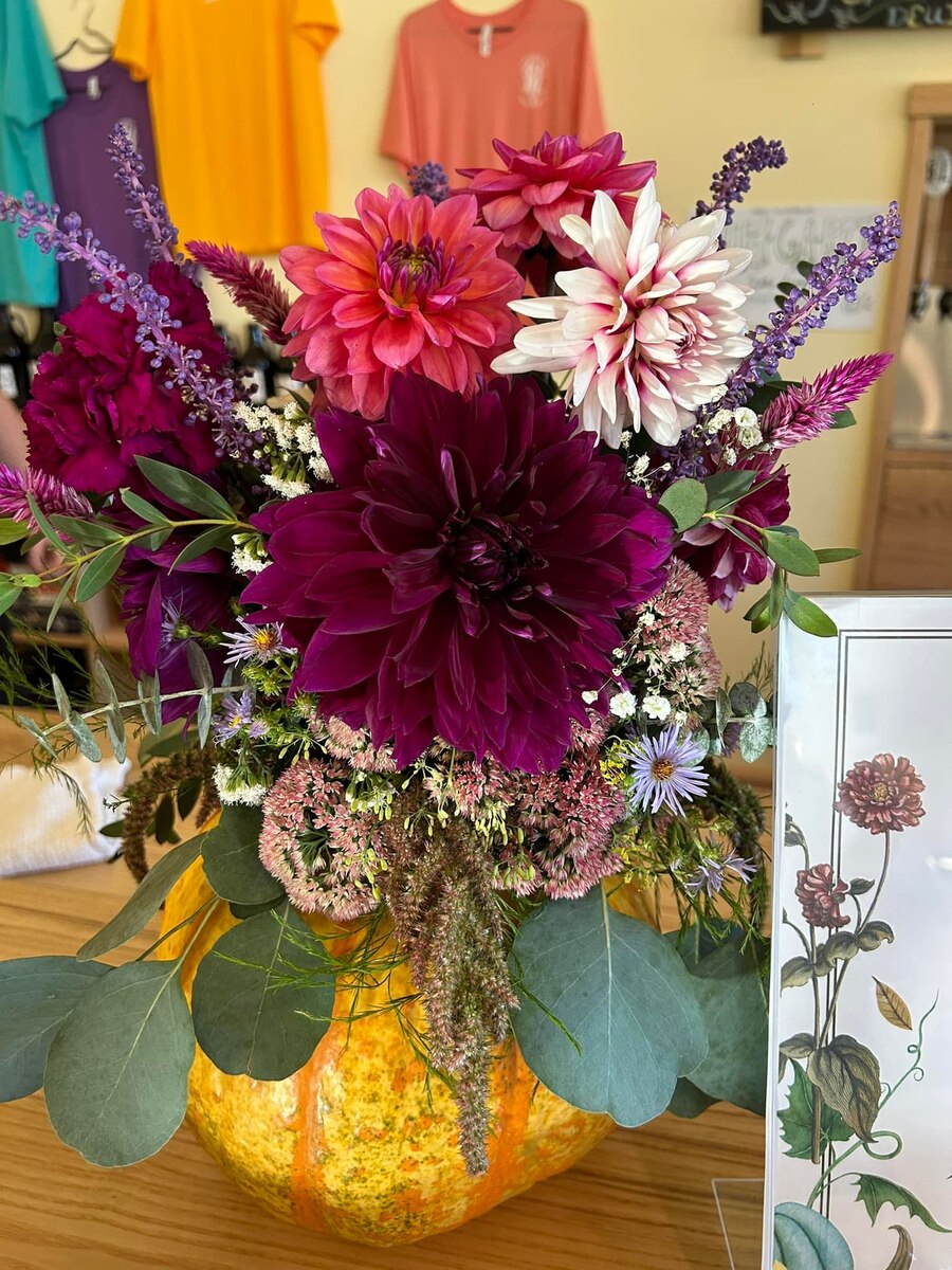 https://www.capriveraflorals.com/
