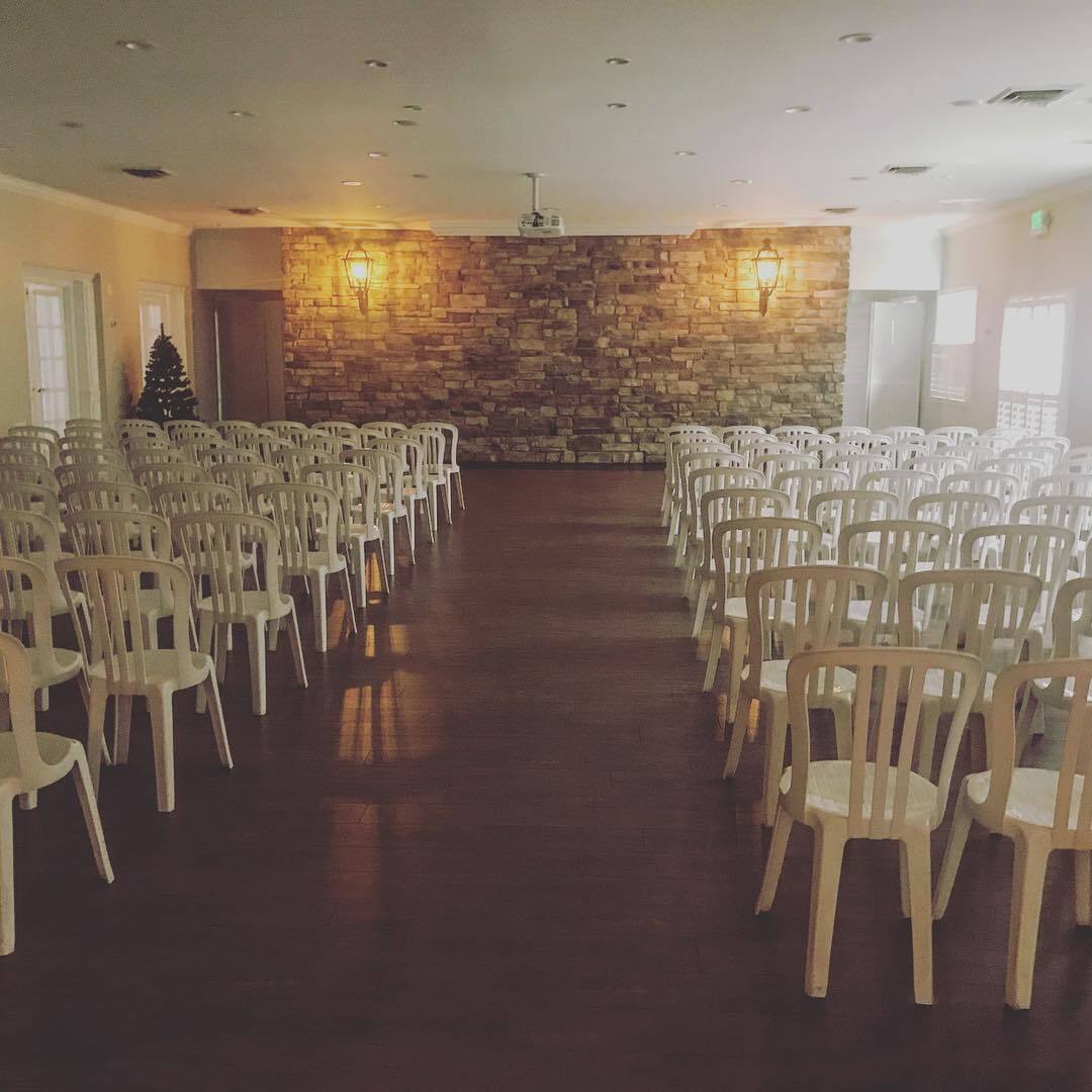 Having a plan B for outdoor ceremonies is always always a must. Sometimes it isn’t always so easy figuring that out but this venue has one built into the property. Raining? No problem let’s move inside 😉 @kurtzsbeach and that accent wall?