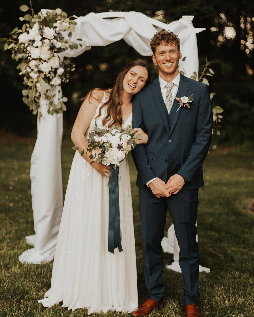 Your backyard can truly become the cute and cozy wedding of your dreams! We loved how Molly and Jimi used this beautiful arbor to turn her moms backyard into an amazing ceremony spot ✨ 📸 shot by @nina.sheffield