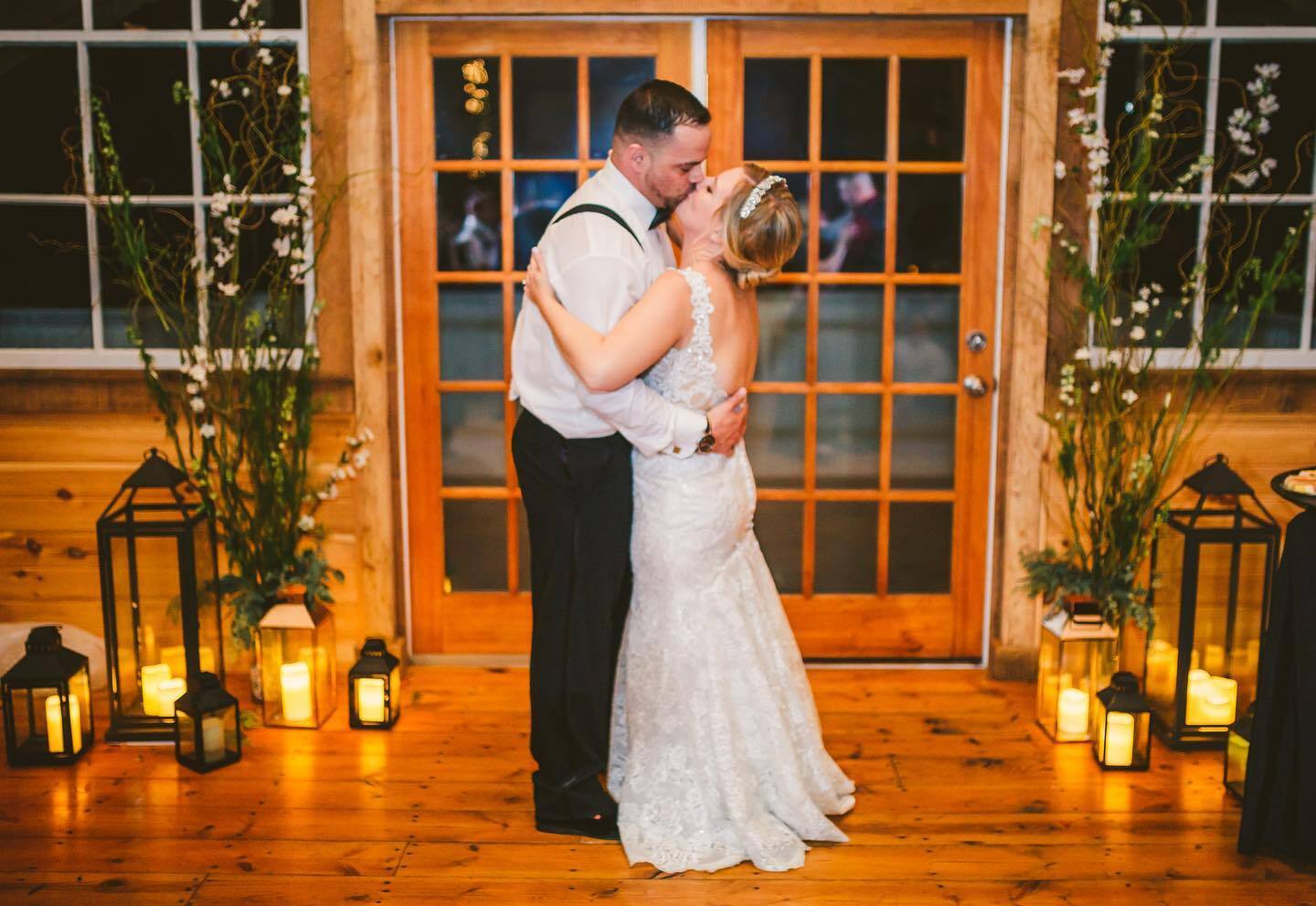 📸 Jackalope Photography 🍰 SugarBakers Cakes 🍽 Atlantic Catering 🏛 Stone Ridge Hollow 🌸 Dino Designs of Baltimore 🎥 LemWeddings 🧞‍♀️ Ludic Events 💇🏼‍♀️ Bridal Hair by Kimi Collins